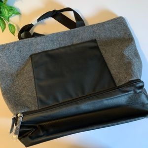 Tote bag with shoe compartment